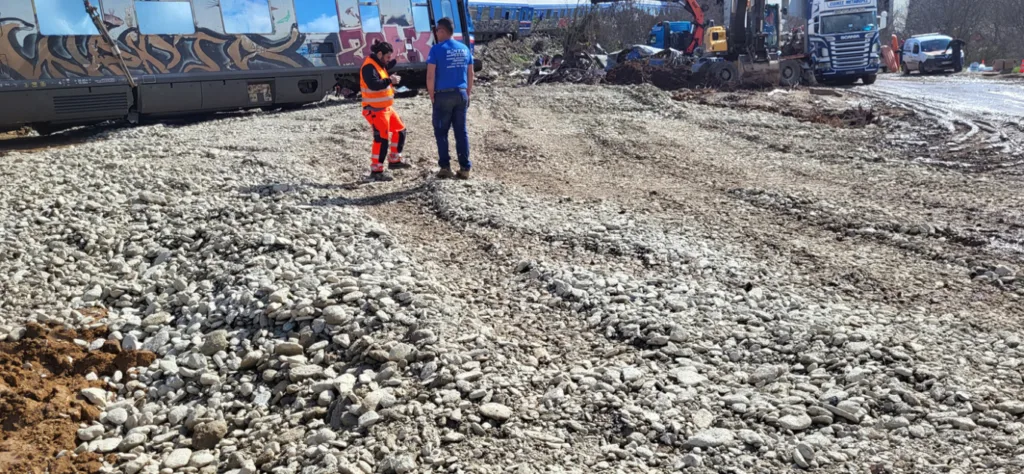 Νέες φωτογραφίες από τα Τέμπη στο φως – Καταγγελίες για αλλοίωση του χώρου της τραγωδίας