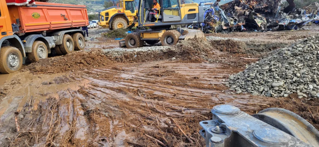 Νέες φωτογραφίες από τα Τέμπη στο φως – Καταγγελίες για αλλοίωση του χώρου της τραγωδίας