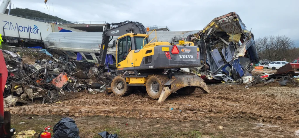 Νέες φωτογραφίες από τα Τέμπη στο φως – Καταγγελίες για αλλοίωση του χώρου της τραγωδίας