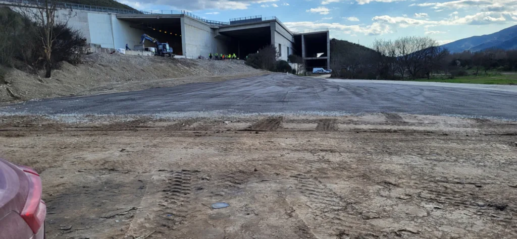 Νέες φωτογραφίες από τα Τέμπη στο φως – Καταγγελίες για αλλοίωση του χώρου της τραγωδίας