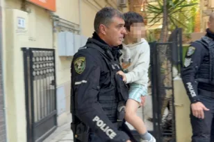 Σοκ στη Θεσσαλονίκη: Παιδί μόνο του σε μπαλκόνι 6ου ορόφου πετούσε αντικείμενα σε περαστικούς