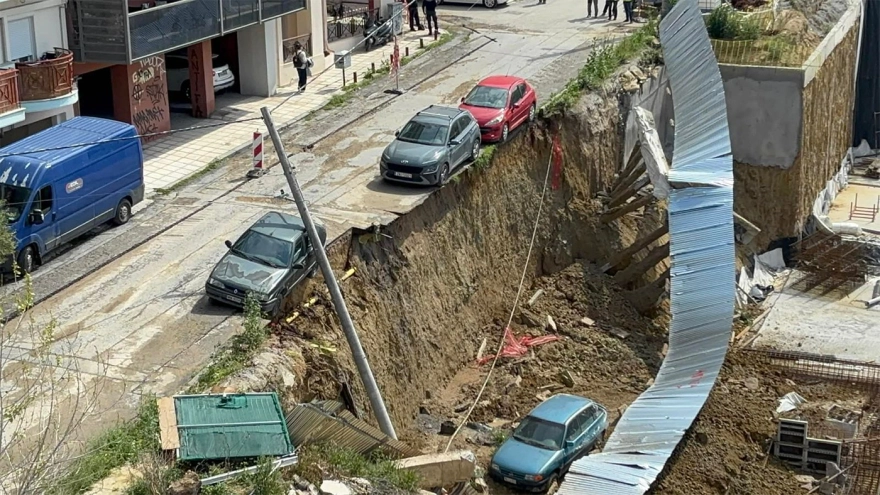 Θεσσαλονίκη: Υποχώρησε δρόμος στους στάβλους Παπάφη, ΙΧ έπεσε στο κενό ΒΙΝΤΕΟ