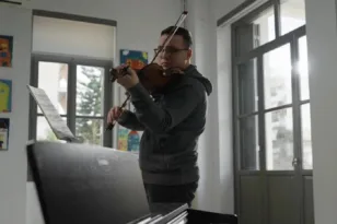 Ο Θωμάς που βρήκε τον δρόμο του στη μουσική και έγινε το πασχαλινό μήνυμα της «Αποστολής» ΒΙΝΤΕΟ