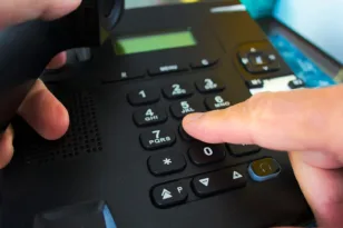 Γενιά Ζ: Γιατί αποφεύγει να μιλήσει στο τηλέφωνο;