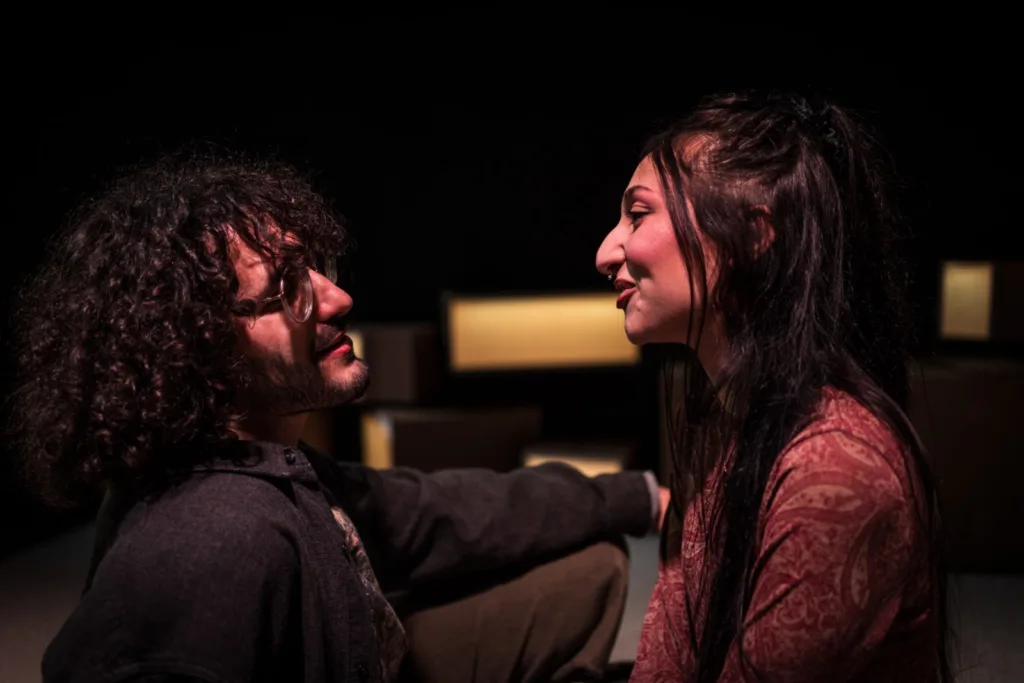 Πάτρα: «Το Δυάρι» βάζει στο μικροσκόπιο τον έρωτα στην εποχή του «εγώ» στο θέατρο act