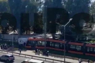 Καλαμάκι: Βίντεο καταγράφει τη στιγμή που βαν κάνει όπισθεν και πέφτει πάνω σε τραμ