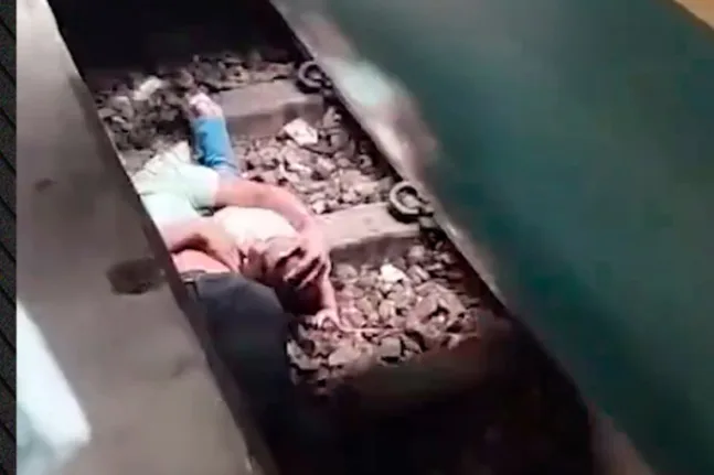 Μπαγκλαντές: Βρέφος έπεσε στις ράγες του τρένου και ο πατέρας αντέδρασε ακαριαία