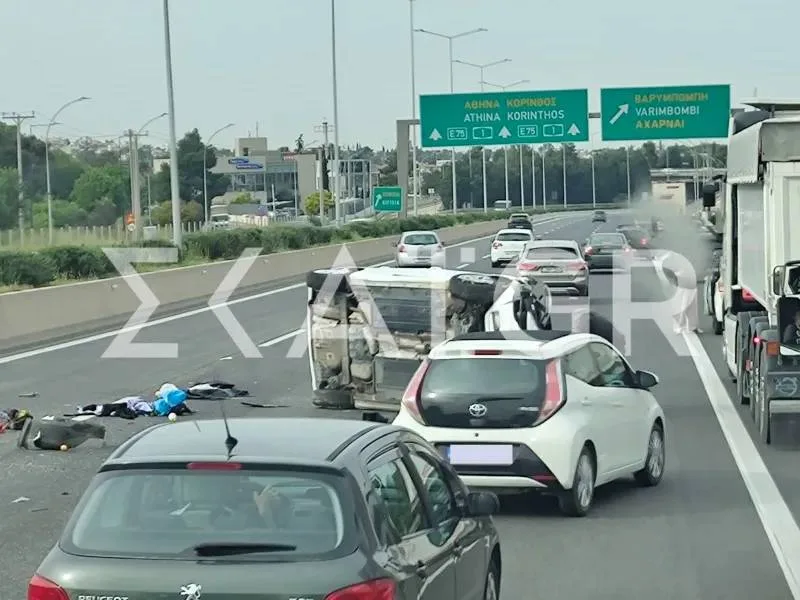 Ανατροπή αυτοκινήτου στην Αθηνών-Λαμίας , μποτιλιάρισμα στο ύψος της Βαρυμπόμπης