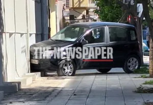 Τροχαίο στον Βόλο με ΙΧ να μπαίνει σε πολυκατοικία! ΦΩΤΟ