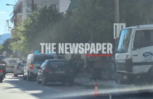 Τροχαίο στον Βόλο με ΙΧ να μπαίνει σε πολυκατοικία! ΦΩΤΟ