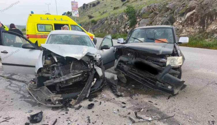 Σφοδρή σύγκρουση δύο αυτοκινήτων με 5 τραυματίες σε τροχαίο στην Εθνική Λάρισας, ΒΙΝΤΕΟ, ΦΩΤΟ
