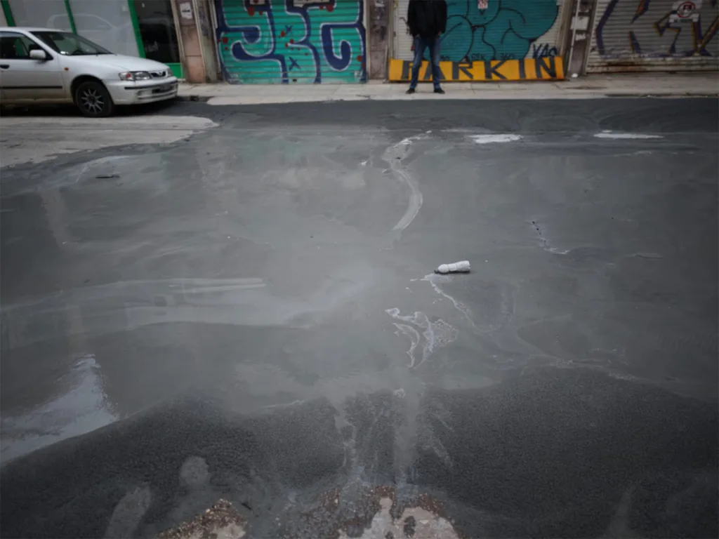 Μυστήριο στην Κυψέλη: Υγρό που θυμίζει τσιμέντο «πλημμύρισε» δρόμους ΦΩΤΟ