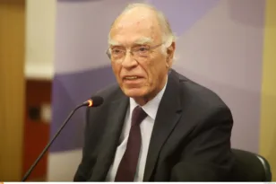 Λεβέντης: Επιστροφή με αιχμές για δημοσκοπήσεις, Καρυστιανού, Κωνσταντοπούλου και Ανδρουλάκη