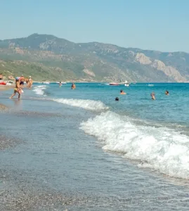 Οι 8 καλύτερες παραλίες της Λέσβου: Από την Πέτρα στον Μόλυβο και τον Άγιο Ερμογένη