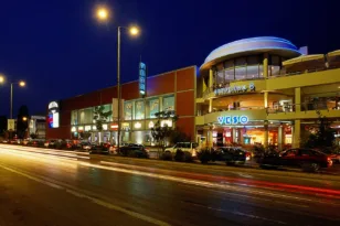 Πάτρα: Επεσε τμήμα οροφής στην είσοδο της Veso Mare ΒΙΝΤΕΟ