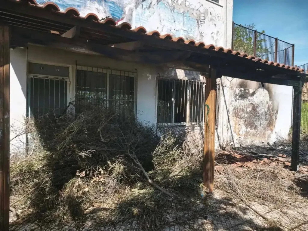 Χανιά: Από το κάψιμο του Ιούδα ξέσπασε φωτιά σε σχολείο – Ζημιές σε αίθουσα και αυλή ΦΩΤΟ