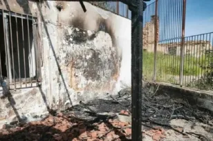 Χανιά: Από το κάψιμο του Ιούδα ξέσπασε φωτιά σε σχολείο – Ζημιές σε αίθουσα και αυλή ΦΩΤΟ