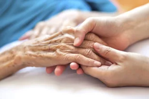 Στον εισαγγελέα η 72χρονη, που απείλησε ότι θα πετάξει ηλικιωμένη στα σκουπίδια