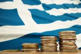 Πώς και γιατί το πλεόνασμα 12,1 δισ. ευρώ το 2025 ανοίγει τον δρόμο για νέα μέτρα στήριξης