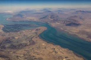 Στενά του Ορμούζ: Η επαναλειτουργία δεν αρκεί – Η αποκατάσταση της παγκόσμιας ενέργειας θα πάρει μήνες