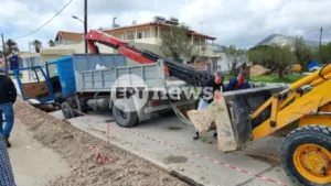 Ζάκυνθος: Καθίζηση δρόμου παγίδευσε φορτηγό στον Άγιο Σώστη, ΦΩΤΟ