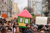 Στεγαστική κρίση στην Ευρώπη: Στην Αθήνα το ενοίκιο «τρώει» πάνω από έναν κατώτατο μισθό
