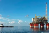 Brent και WTI υποχωρούν, αλλά τα Στενά του Ορμούζ παραμένουν ο μεγάλος πονοκέφαλος