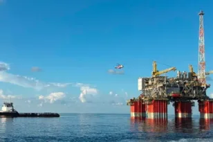 Brent και WTI υποχωρούν, αλλά τα Στενά του Ορμούζ παραμένουν ο μεγάλος πονοκέφαλος