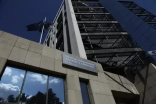 Ένταση έξω από το ΥΠΕΝ: Προκηρύξεις κατά των αιολικών και σκληρή απάντηση του υπουργείου