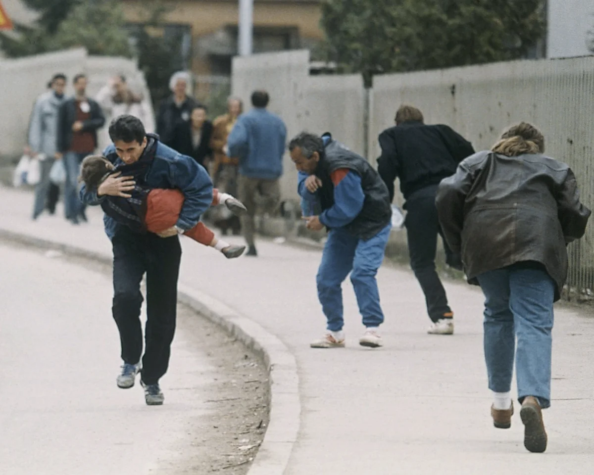 «Sarajevo Safari»: Το βιβλίο που επαναφέρει τις φρικιαστικές καταγγελίες για “τουρίστες σκοπευτές”