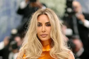 Κιμ Καρντάσιαν: Το μπρούτζινο look στο Met Gala που έφερε τη δεκαετία του ’60 στο κόκκινο χαλί