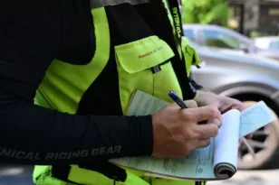 Συνελήφθη οδηγός που έτρεχε με 124 χλμ σε δρόμο στο Αλιβέρι με όριο τα 50