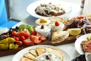Τι να τρώμε όταν η καθημερινότητα μάς εξαντλεί: Οι υπερτροφές που κάνουν τη διαφορά
