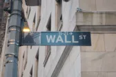 Wall Street: Το διπλωματικό θρίλερ με το Ιράν στέλνει τους δείκτες σε νέα ρεκόρ