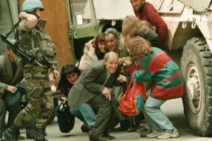 «Sarajevo Safari»: Το βιβλίο που επαναφέρει τις φρικιαστικές καταγγελίες για “τουρίστες σκοπευτές”