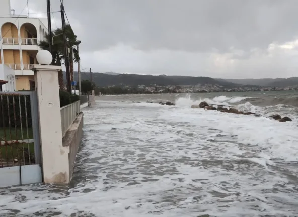 Πάτρα: Σημαντική εκκρεμότητα το έργο για τη διάβρωση των ακτών από Μονοδένδρι έως Τσουκαλέικα