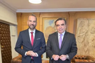 Συνάντηση Φαρμάκη με τον νέο Υπουργό Αγροτικής Ανάπτυξης Μ. Σχοινά – Στο επίκεντρο λύσεις για κτηνοτροφία, νερό και ρευστότητα