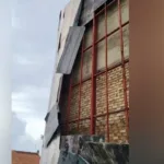 Κέρκυρα: Θυελλώδεις άνεμοι ξήλωσαν επένδυση από το Δημοτικό Θέατρο