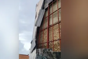 Κέρκυρα: Θυελλώδεις άνεμοι ξήλωσαν επένδυση από το Δημοτικό Θέατρο
