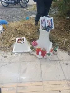 Πάτρα: Αρρωστημένα μυαλά βεβήλωσαν το εικονοστάσι των δύο αδικοχαμένων παληκαριών