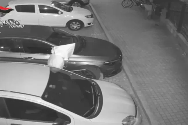Τορίνο: 78χρονος φόρεσε σακούλα για να σκίσει λάστιχα, αλλά ξέχασε ότι έπρεπε να βλέπει