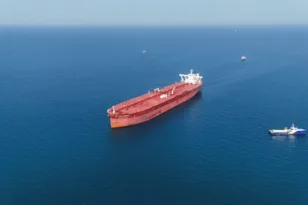 Πετρέλαιο: Η κρίση στα Στενά του Ορμούζ μπορεί να κρατήσει την αγορά «όμηρο» έως το 2027