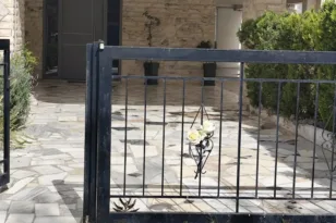 Ηλιούπολη: Κρίσιμες ώρες για τη 17χρονη στο ΚΑΤ – Βουβός θρήνος στο σχολείο