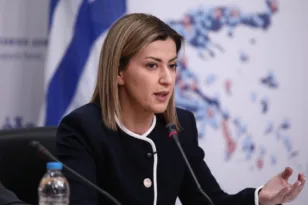 Αγαπηδάκη μετά την αδιαθεσία στη Βουλή: Το μήνυμα για την υγεία της
