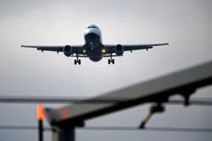 Guardian: Η κρίση στο Ορμούζ φέρνει ακριβότερες πτήσεις και λιγότερα δρομολόγια