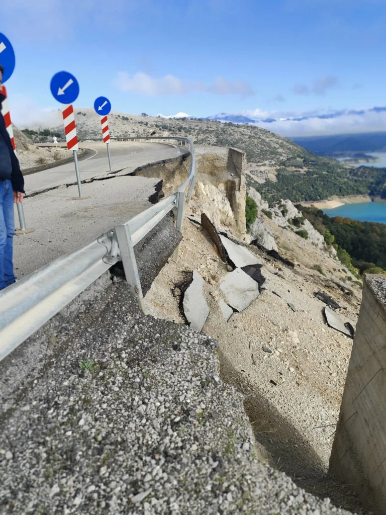 Αιτωλοακαρνανία: Στον «αέρα» ο δρόμος Αγρίνιο – Αλευράδα – Τατάρνα μετά την καθίζηση