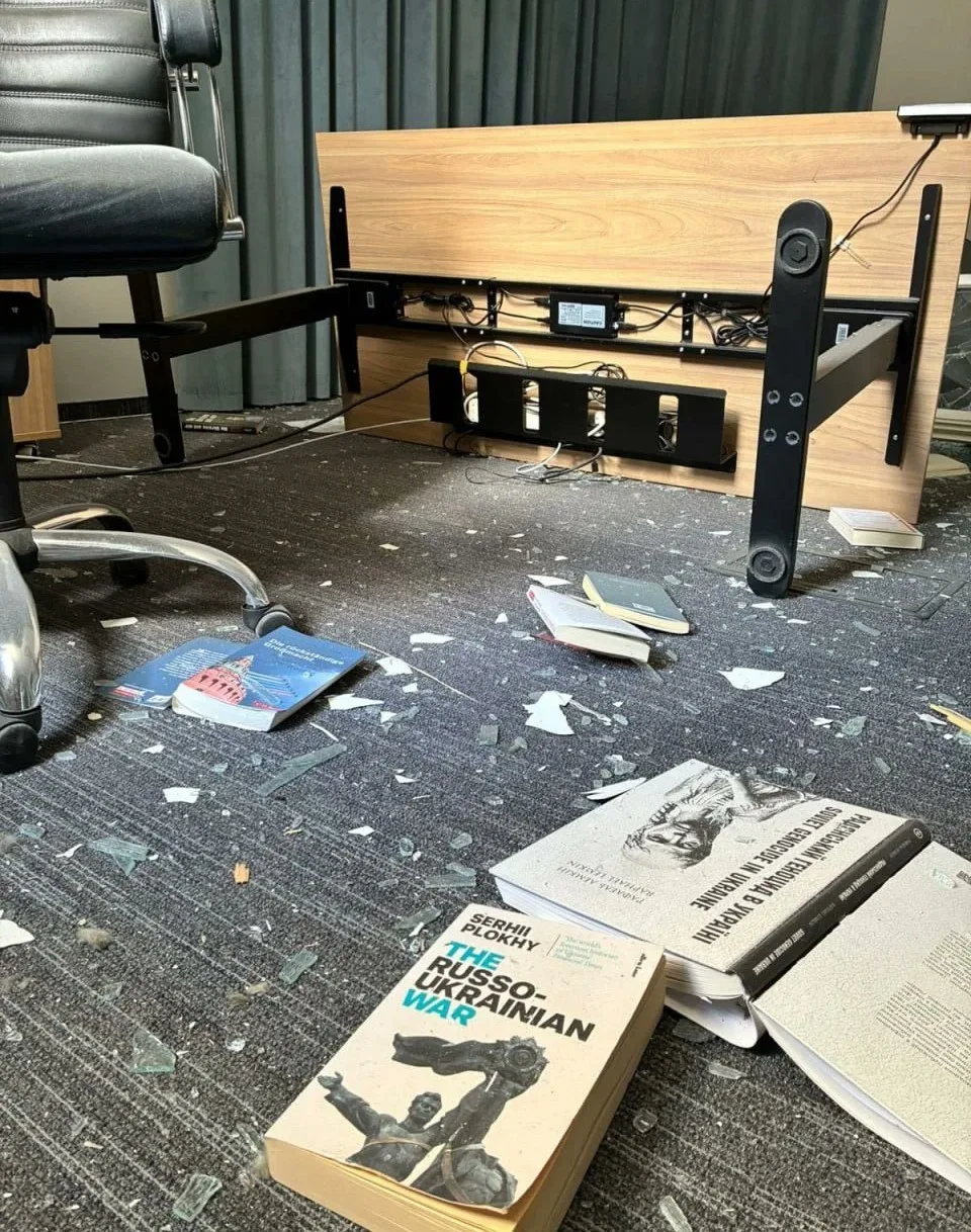 &Kappa;ί&epsilon;&beta;&omicron;: &Omicron;&iota; &beta;&omicron;&mu;&beta;&alpha;&rho;&delta;&iota;&sigma;&mu;&omicron;ί &kappa;&alpha;&tau;έ&sigma;&tau;&rho;&epsilon;&psi;&alpha;&nu; &tau;&omicron; &sigma;&tau;&omicron;ύ&nu;&tau;&iota;&omicron; &tau;&omicron;&upsilon; &tau;&eta;&lambda;&epsilon;&omicron;&pi;&tau;&iota;&kappa;&omicron;ύ &delta;&iota;&kappa;&tau;ύ&omicron;&upsilon; &laquo;ARD&raquo;