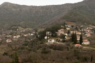 Αυτοψία στα χωριά της Αροανίας: Ούτε υποδομές, ούτε ελπίδες… Χωρίς μόνιμο γιατρό, ασθενοφόρο και τακτική συγκοινωνία