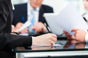 Τέλος σε δεκάδες δικαιολογητικά στο Δημόσιο – Υπεύθυνη δήλωση αντί για πιστοποιητικά