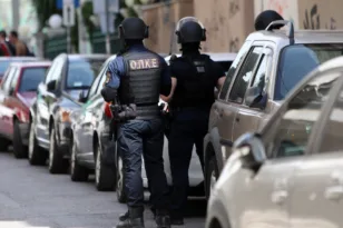 Μαχαίρια, βαριοπούλες και σοβαρά επεισόδια στο Πανεπιστήμιο Δυτικής Αττικής, τρεις τραυματίες και 8 προσαγωγές